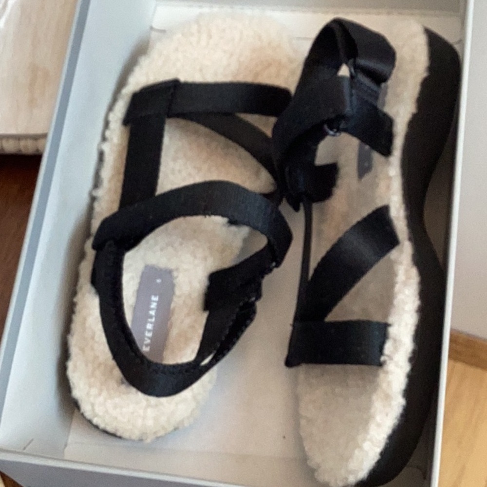 Everlane The Renew Teddy Sport Sandals. Black with cream Sherpa lining. Size 6 - Picture 1 of 15